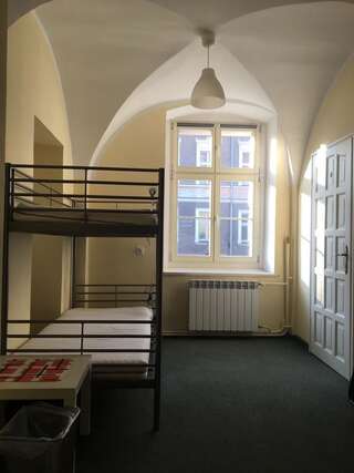 Хостелы Hostel Staromiejski Гнезно Кровать в 4-местном общем номере № 7-1