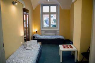 Хостелы Hostel Staromiejski Гнезно Односпальная кровать в двухместном общем номере № 3-1